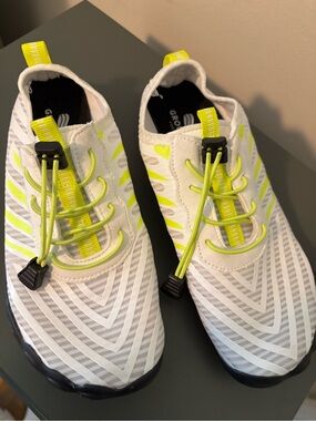 GROUNDED FOOTWEAR